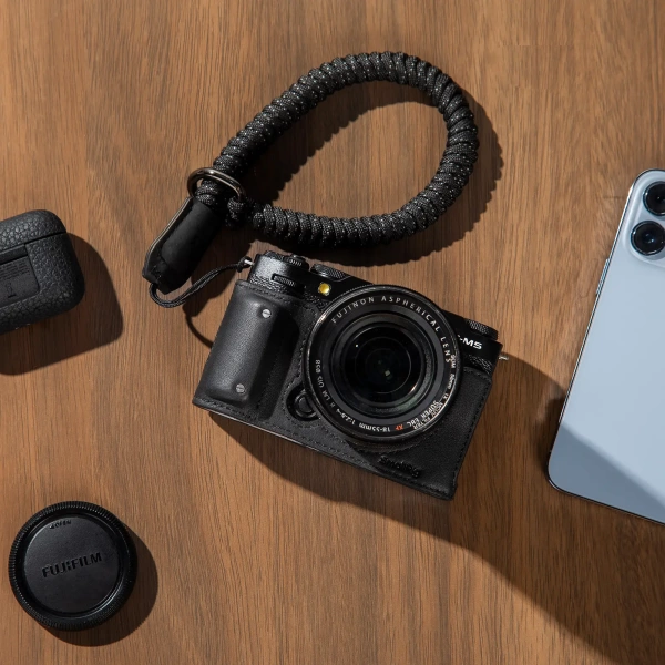 Кожаный чехол SmallRig 4879 Half Case Kit для Fujifilm X-M5 (Черный)Кожаный чехол SmallRig 4879 Half Case Kit для Fujifilm X-M5 (Черный)